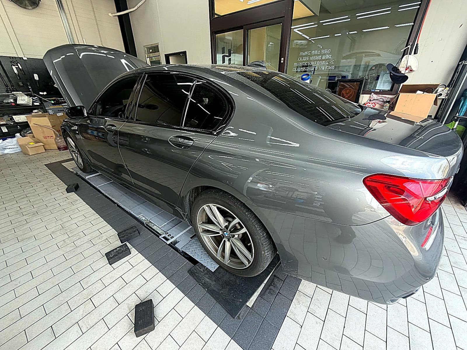 수완광산점 H모터스에 겉벨트 세트와 인터쿨러 호스 교환으로 입고된 회색 BMW 7시리즈 G11/G12 측면