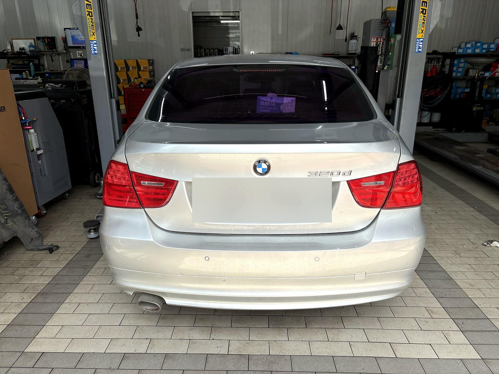 쌍촌본점 H모터스에 입고된 BMW 320d(E90) 후면 모습