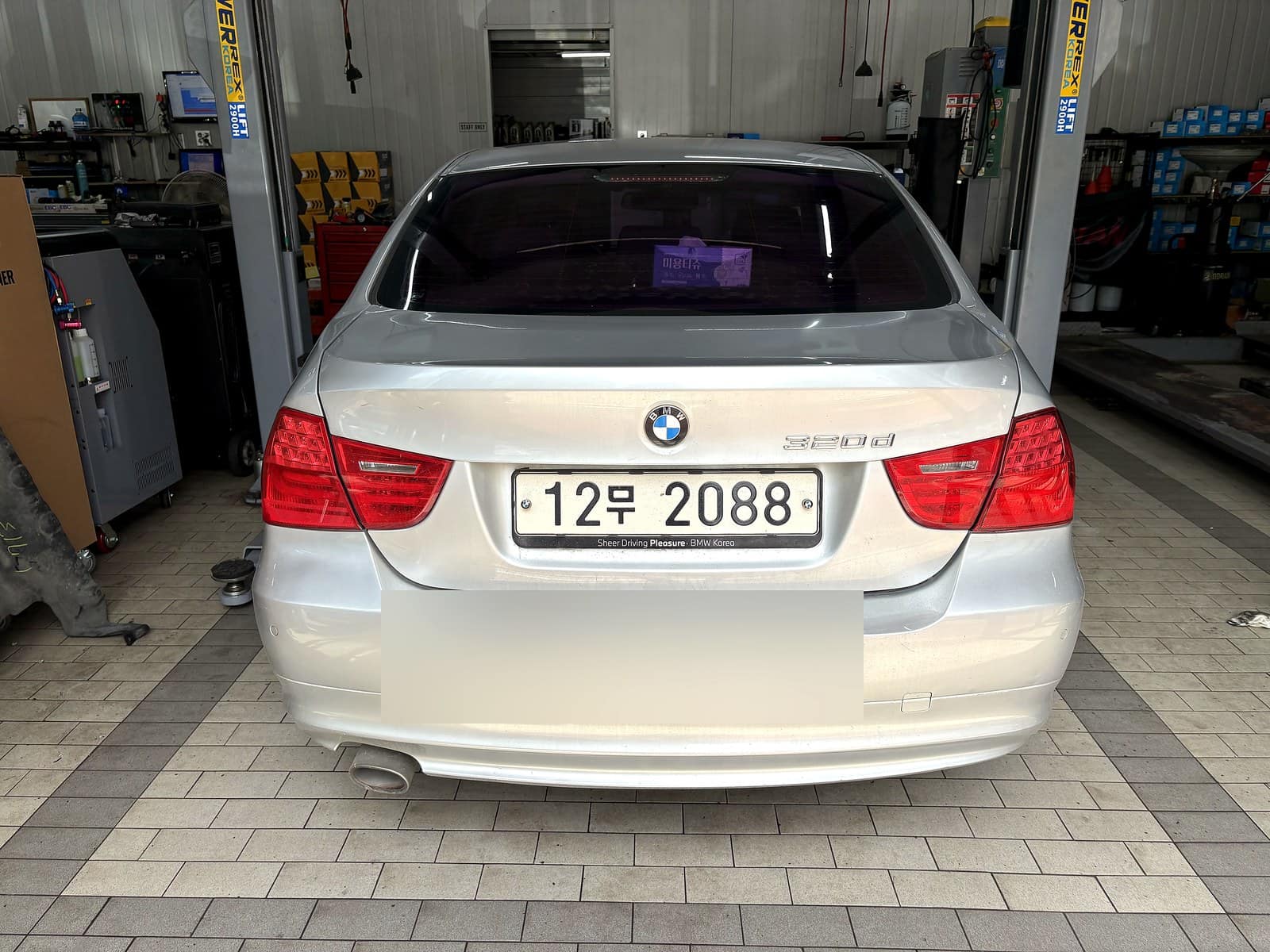 쌍촌본점 H모터스에 입고된 BMW 320d(E90) 후면 모습