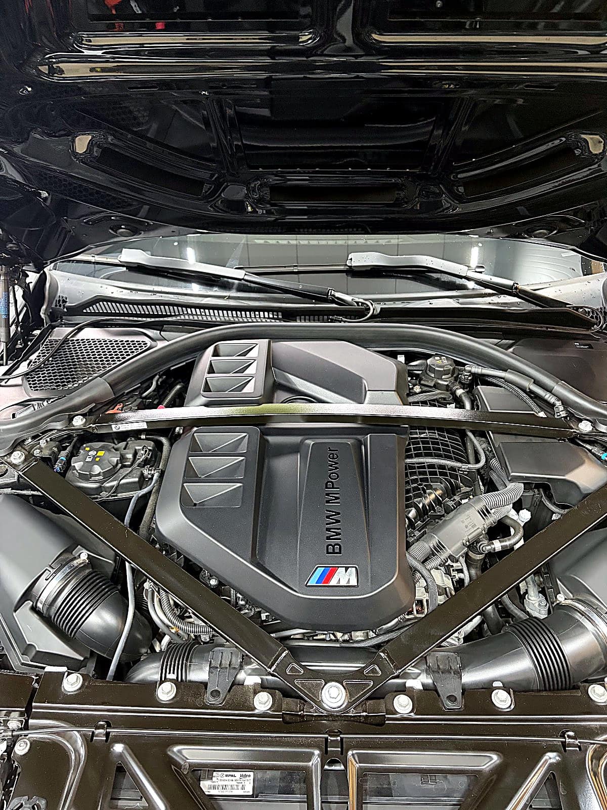 BMW M2 엔진룸, BMW MPower 글자가 찍힌 엔진 커버와 가로지르는 스트럿바