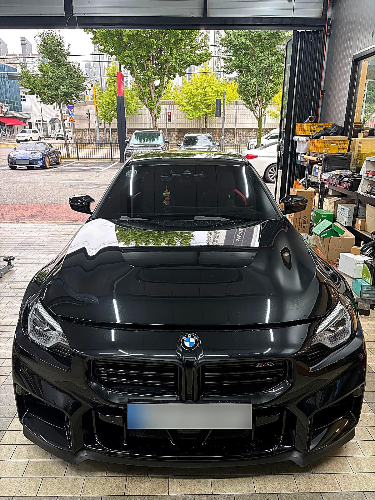 광주 쌍촌본점 H모터스에 엔진오일 교환으로 입고된 검정 BMW M2 정면, 그릴의 M2 배지