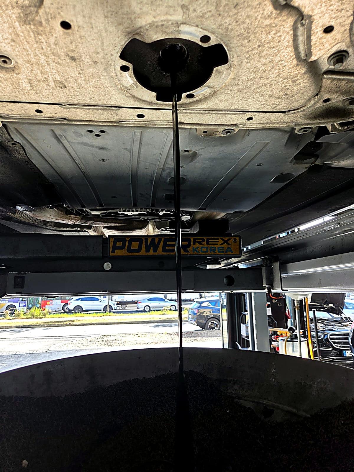 BMW M550d 하부에서 엔진오일을 배출하는 모습