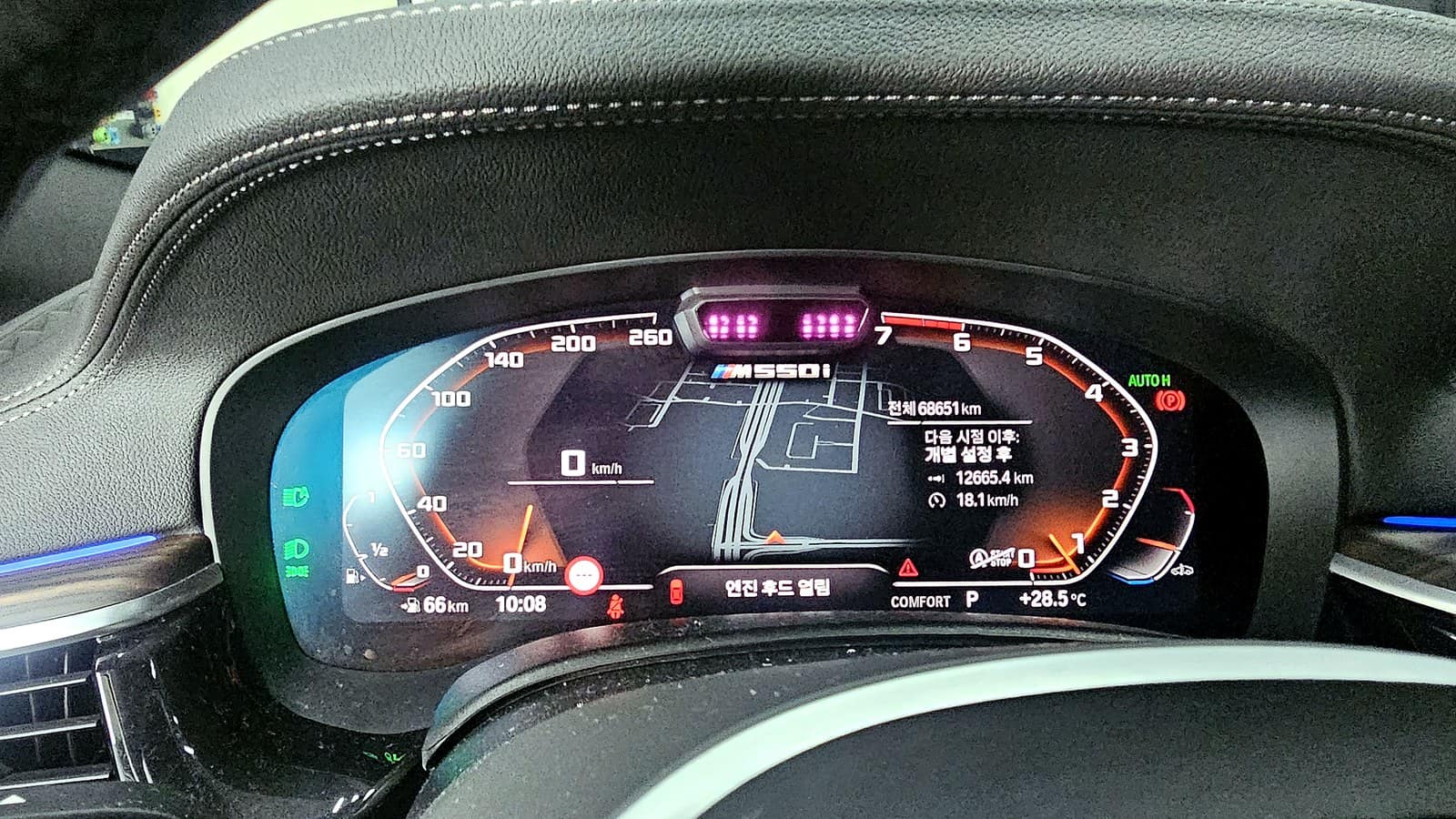 정비를 마친 BMW M550i 계기판, 누적 주행거리 68,651km가 표시된 모습