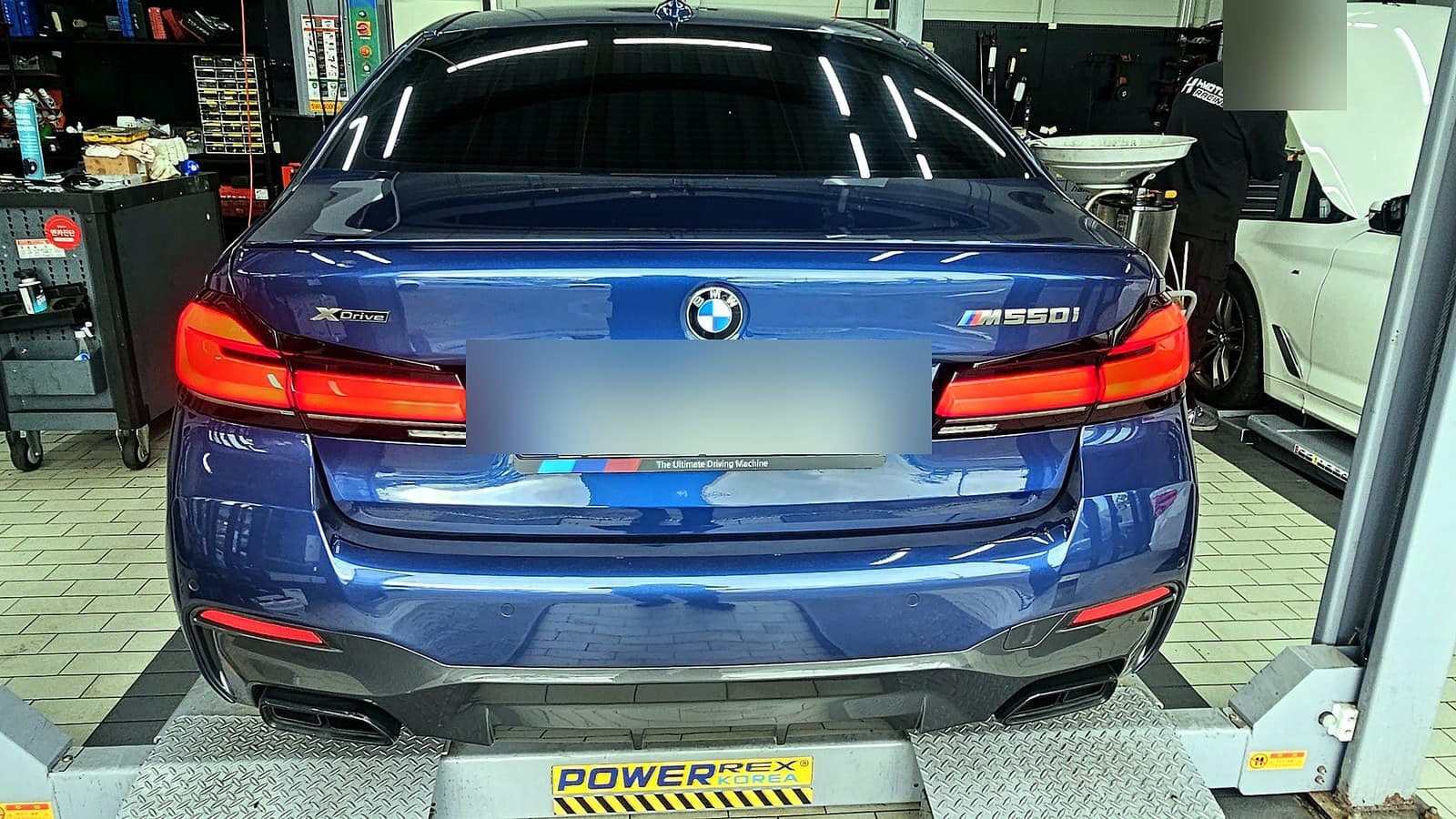 H모터스 수완광산점에 입고된 BMW M550i xDrive 뒷모습, 번호판은 가림 처리