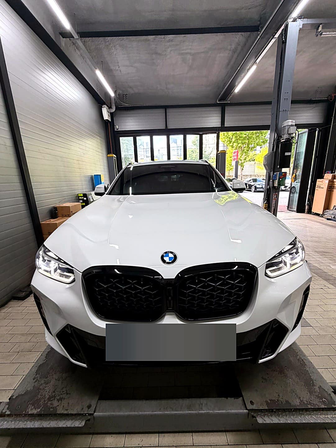 쌍촌본점 H모터스에 신차 길들이기 엔진오일 교환으로 입고된 흰색 BMW X4 전면