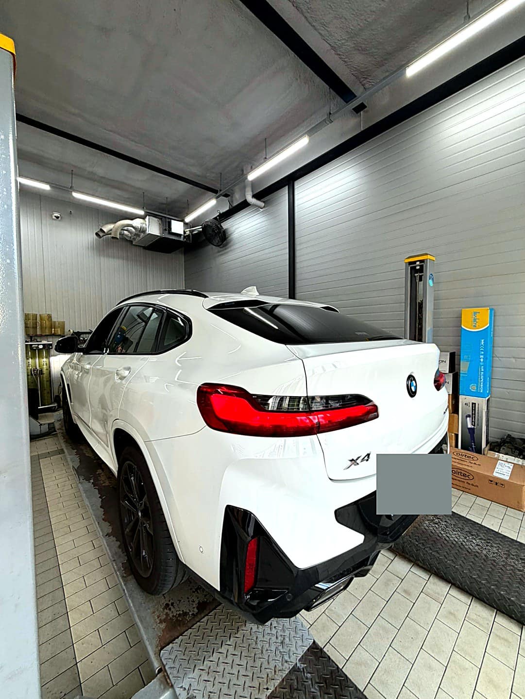 BMW X4 xDrive20i 후측면, 리프트 작업 전 상태