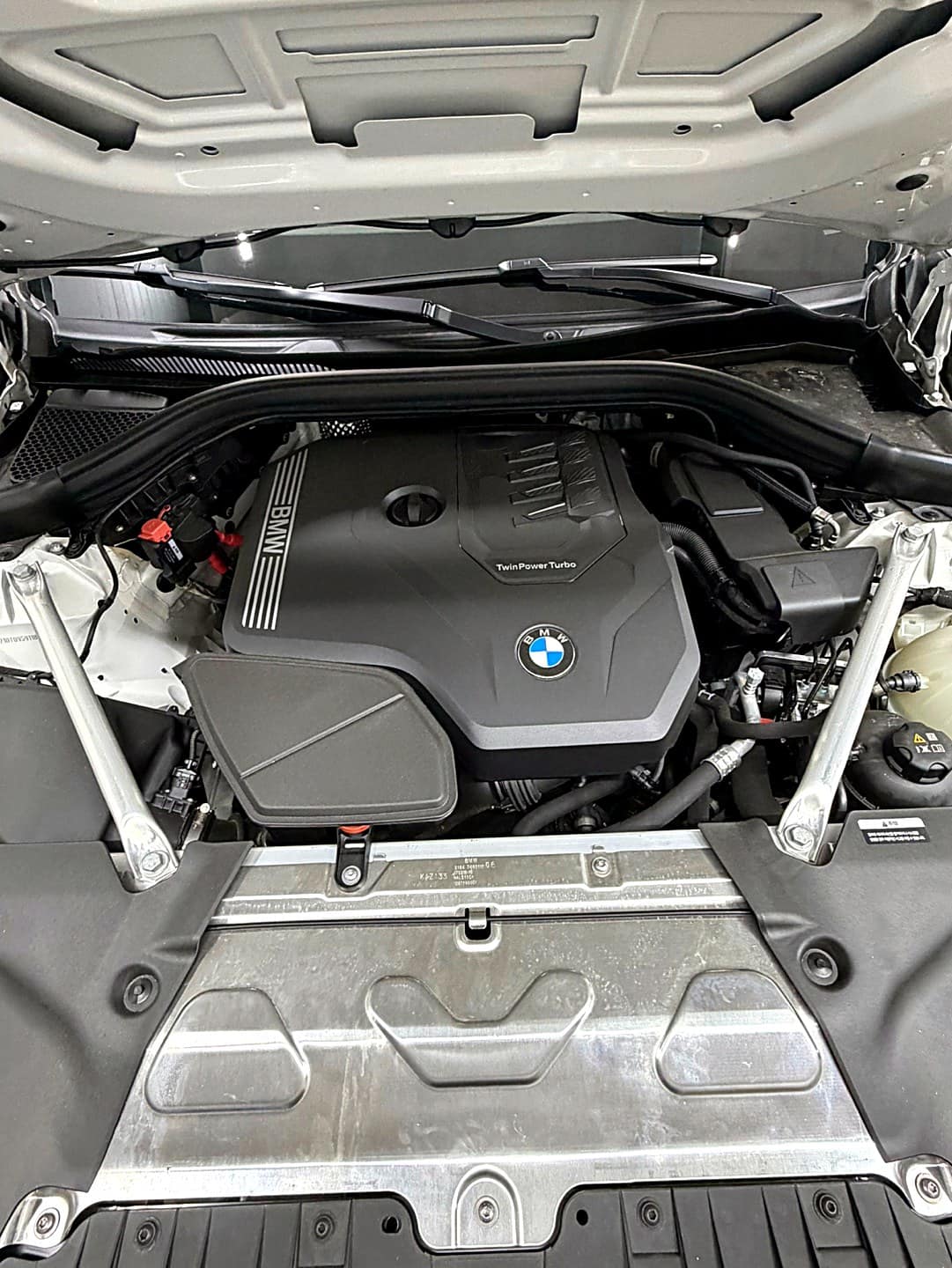 BMW X4 xDrive20i 엔진룸, 신차 상태 확인