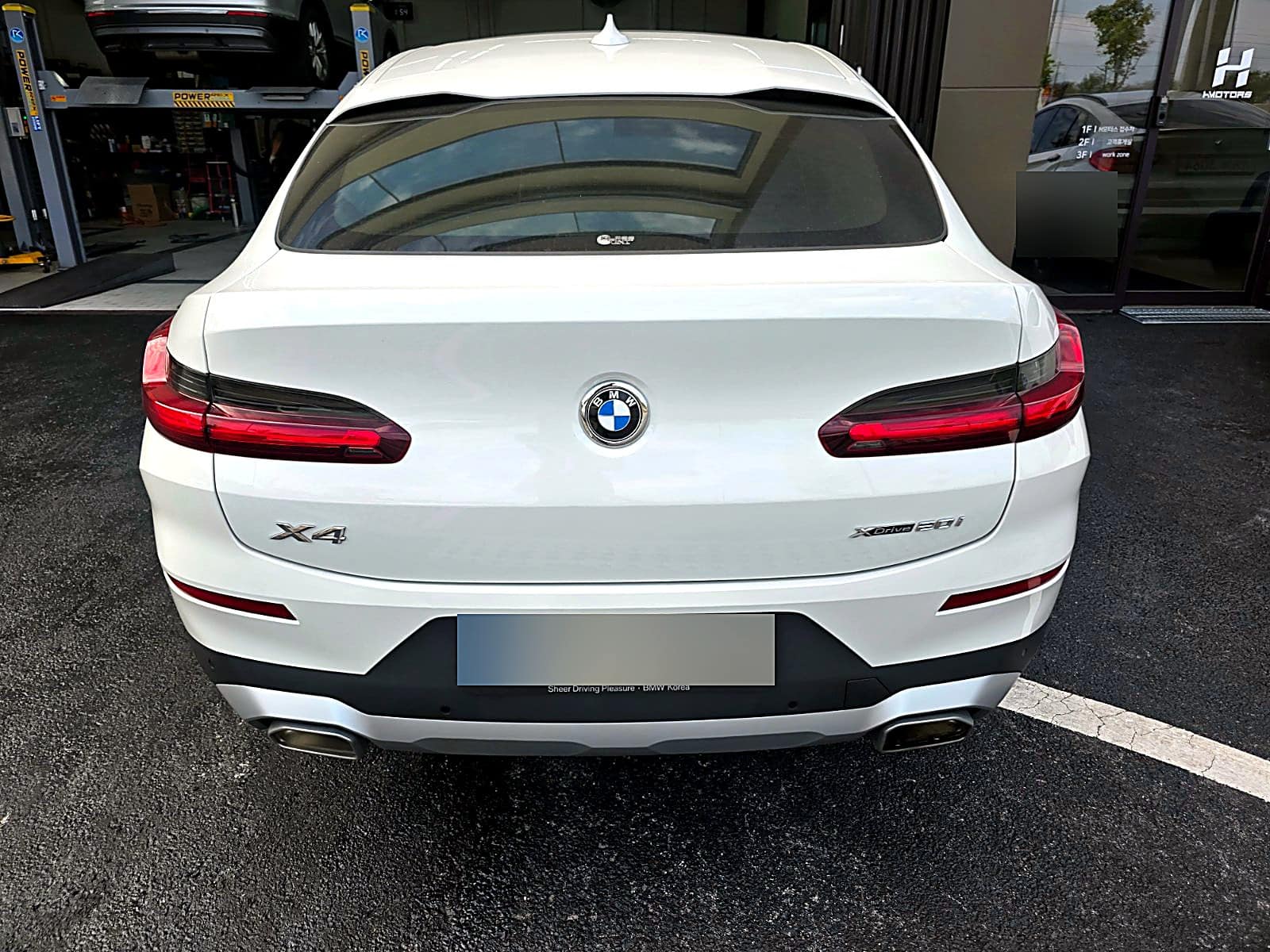 수완광산점 H모터스에 엑셀을 밟을 때 텅텅거리는 증상으로 입고된 흰색 BMW X4 xDrive20i 후면