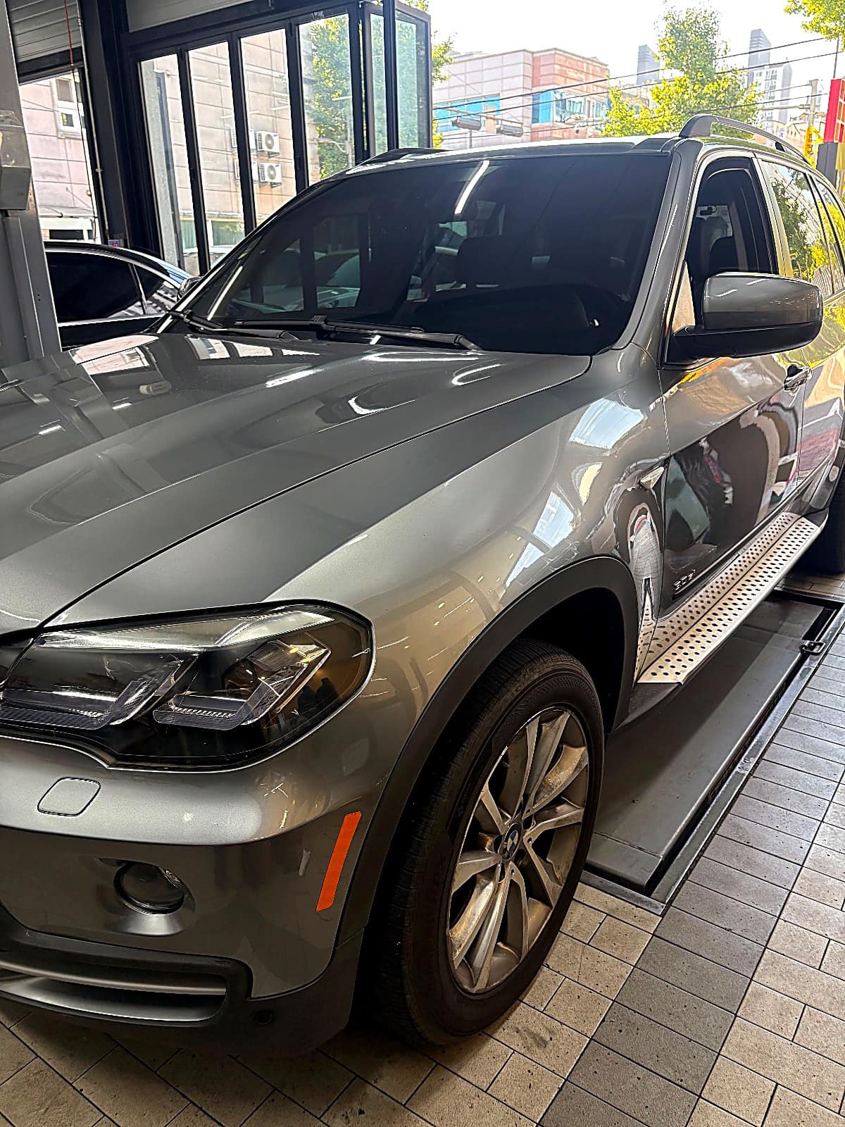 쌍촌본점에 입고된 회색 BMW X5 E70