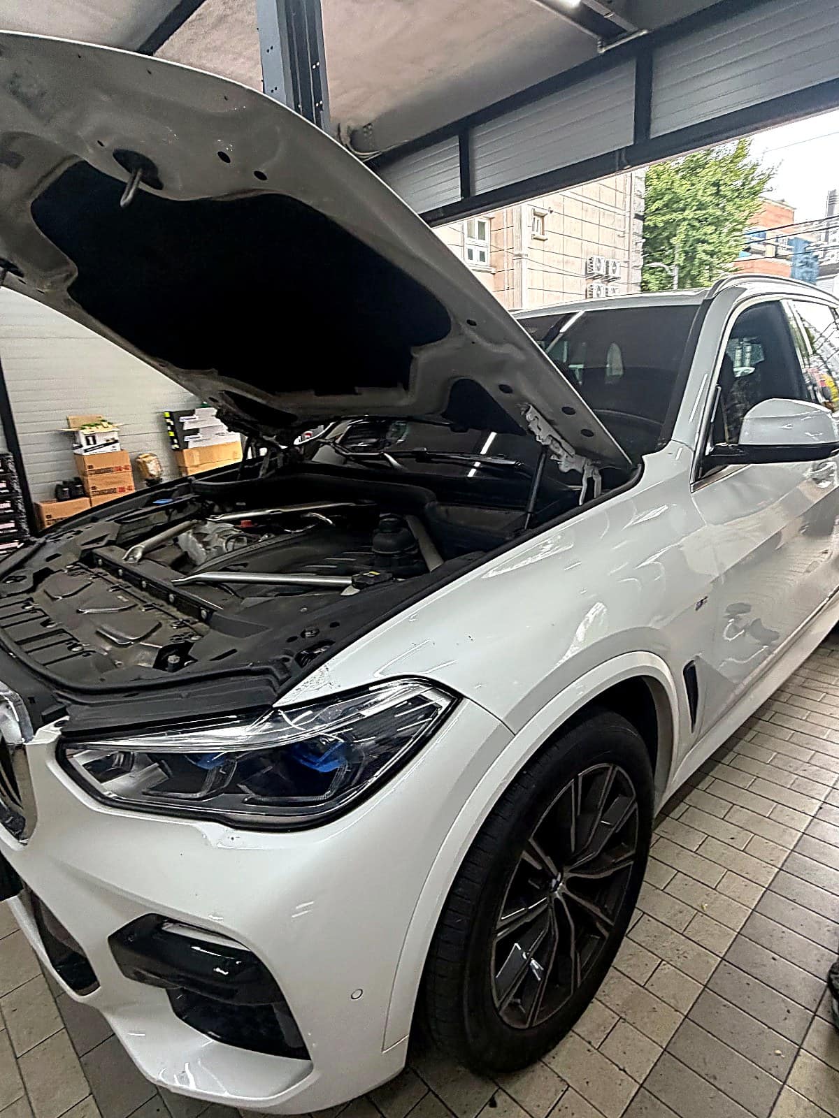 쌍촌본점에 입고된 흰색 BMW X5 G05