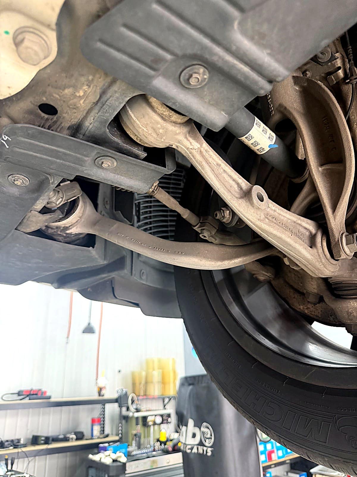 BMW X5 앞쪽 텐션암 위치
