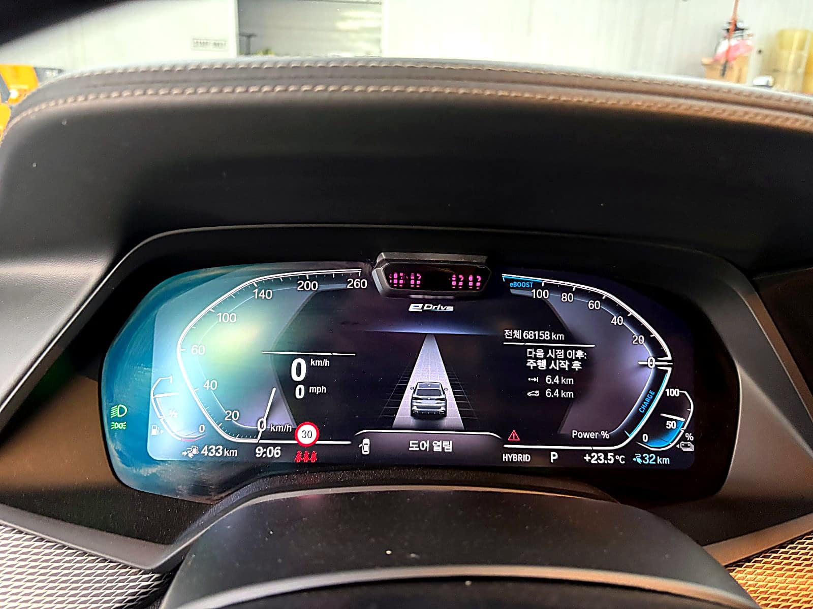 BMW X5 하이브리드 계기판, 누적 주행거리 68,158km와 HYBRID 표시