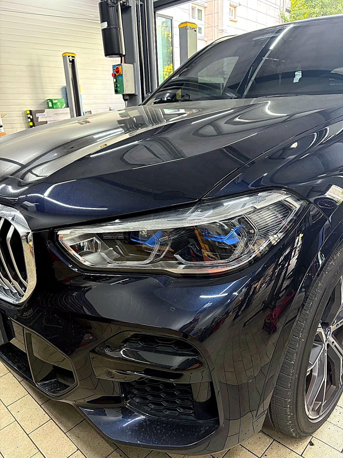 쌍촌본점 H모터스에 미션오일 교환으로 입고된 검은색 BMW X5 하이브리드 앞모습