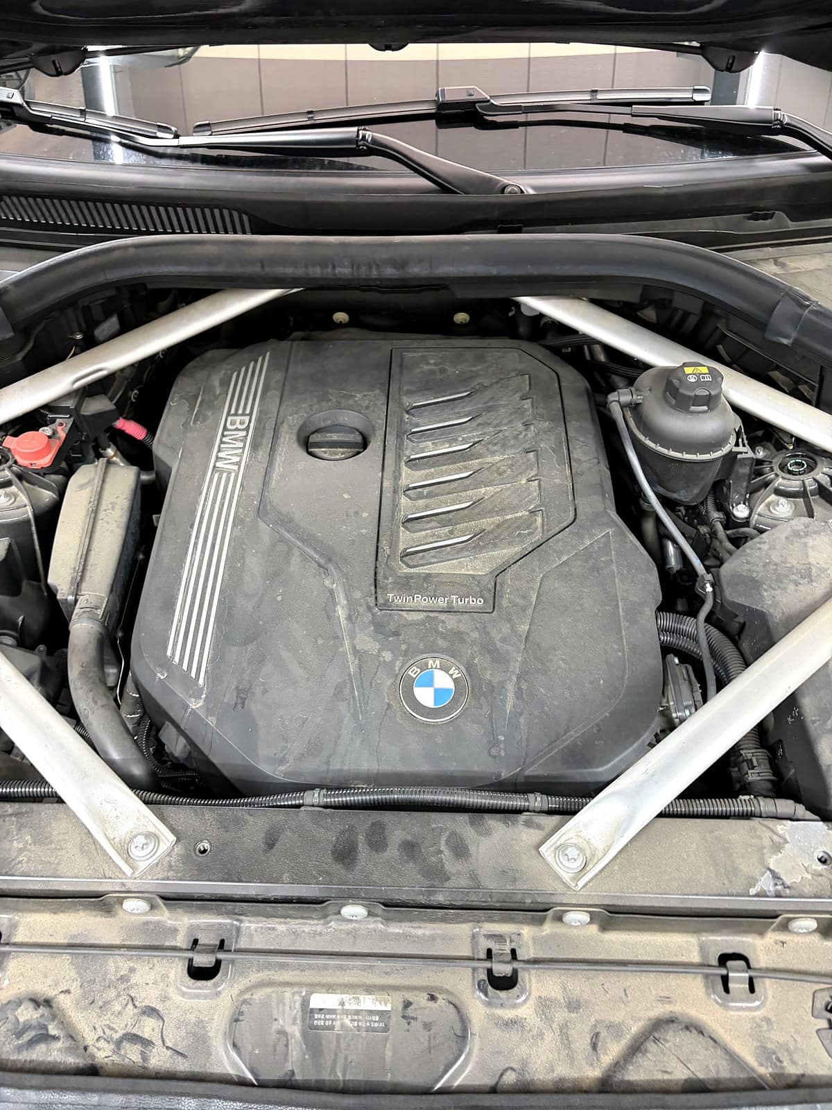 BMW X6 엔진룸 내부 확인