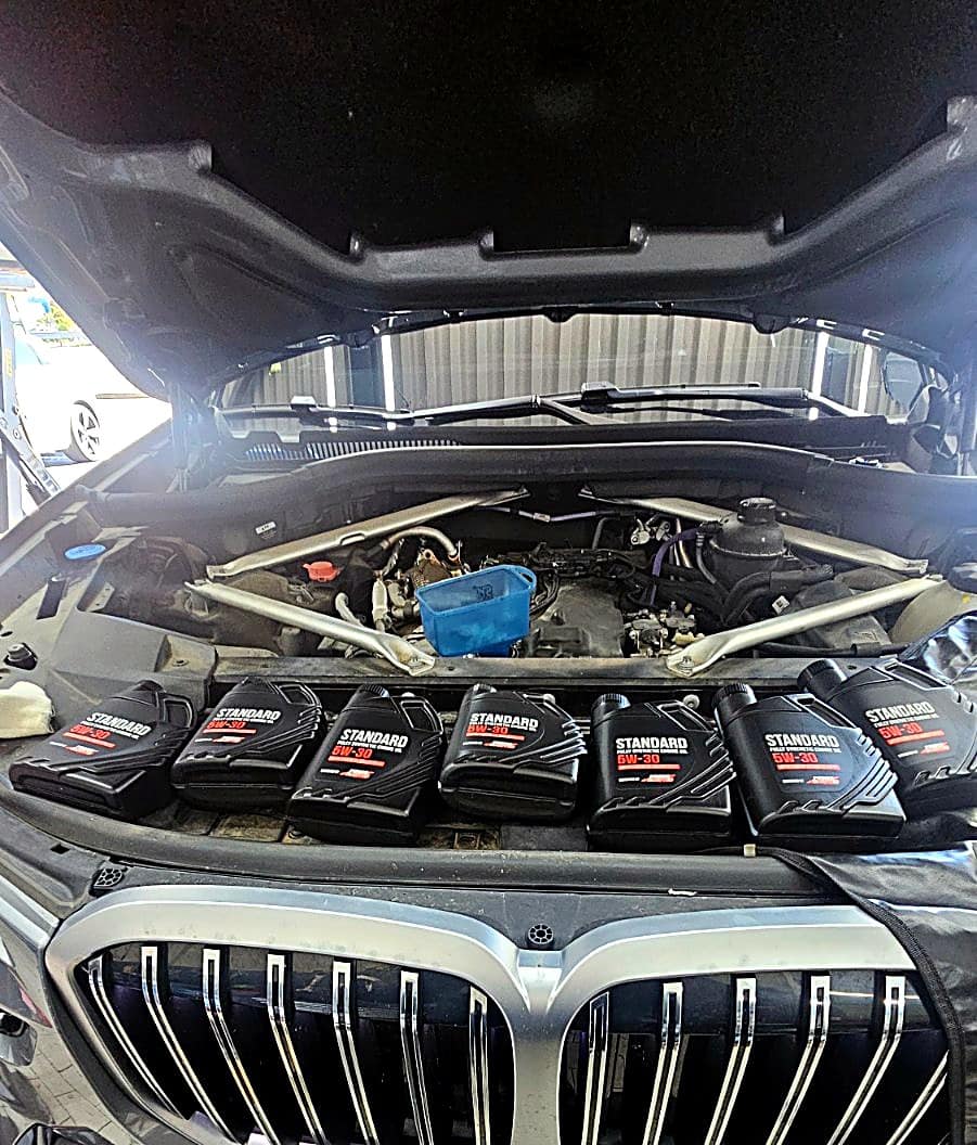 BMW X7 엔진룸 위에 놓은 엔진오일 통