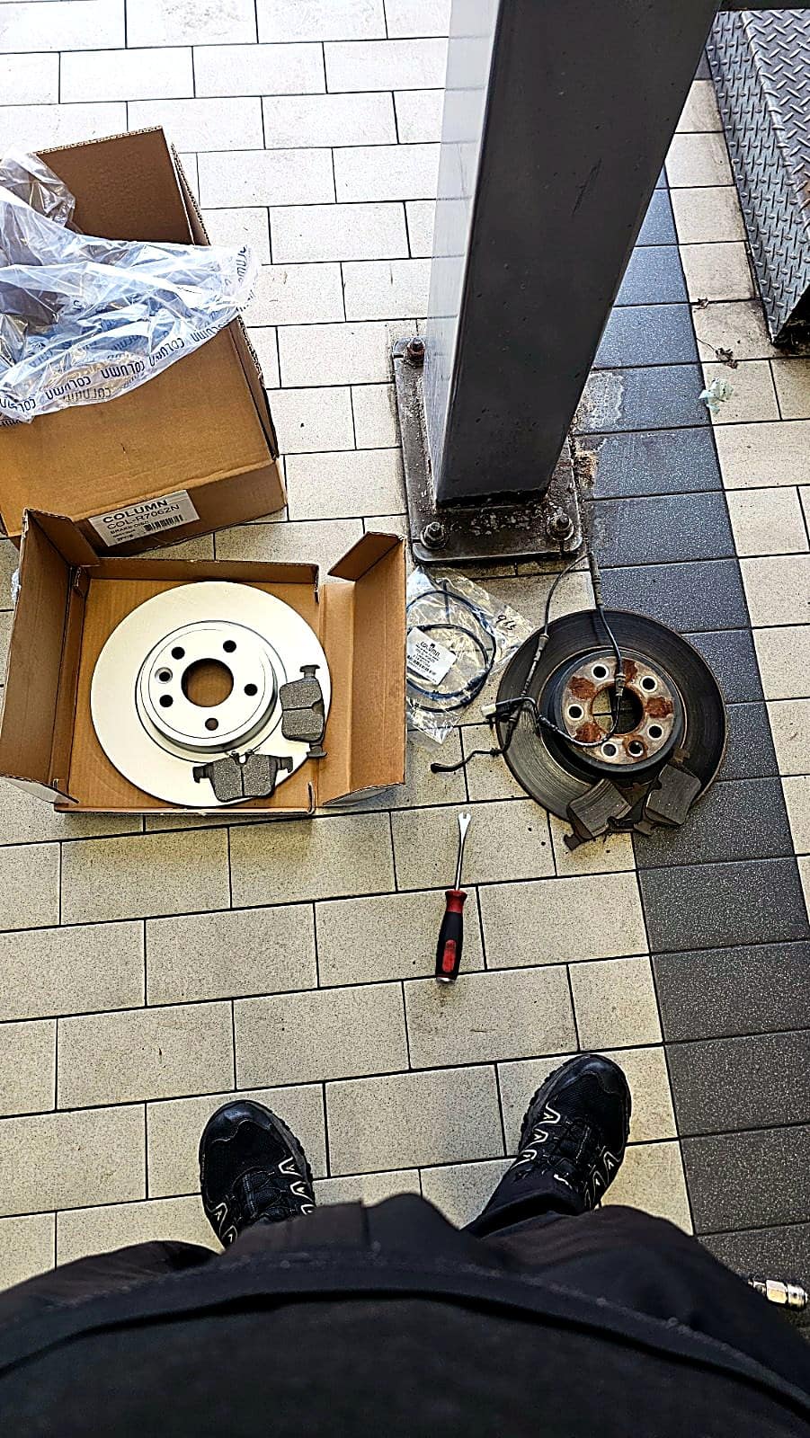랜드로버 디스커버리 스포츠 새 브레이크 디스크와 패드