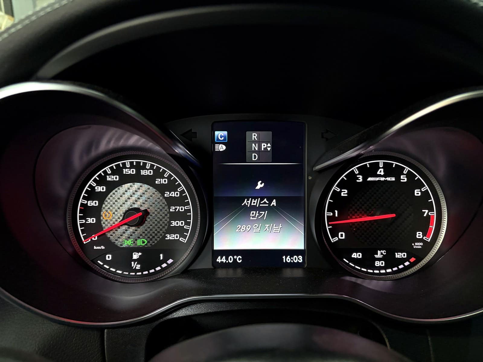 벤츠 AMG C63 S 계기판에 표시된 서비스 A 만기 289일 지남 안내
