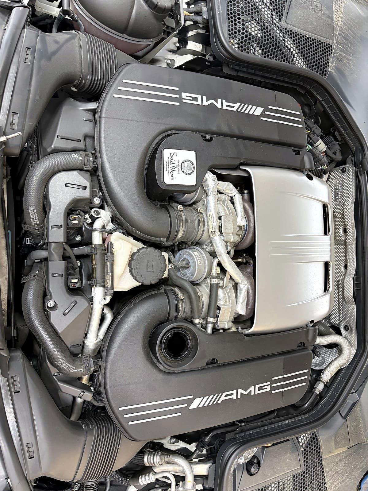 벤츠 AMG C63 S 엔진룸, AMG 로고가 찍힌 엔진 커버