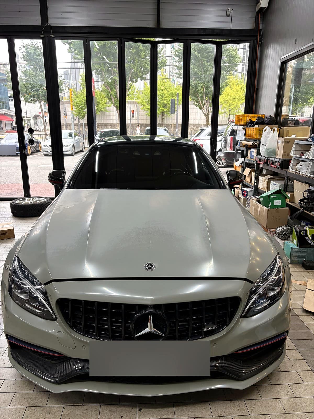 쌍촌본점 매장 안에 들어온 무광 실버 벤츠 AMG C63 S 쿠페 정면