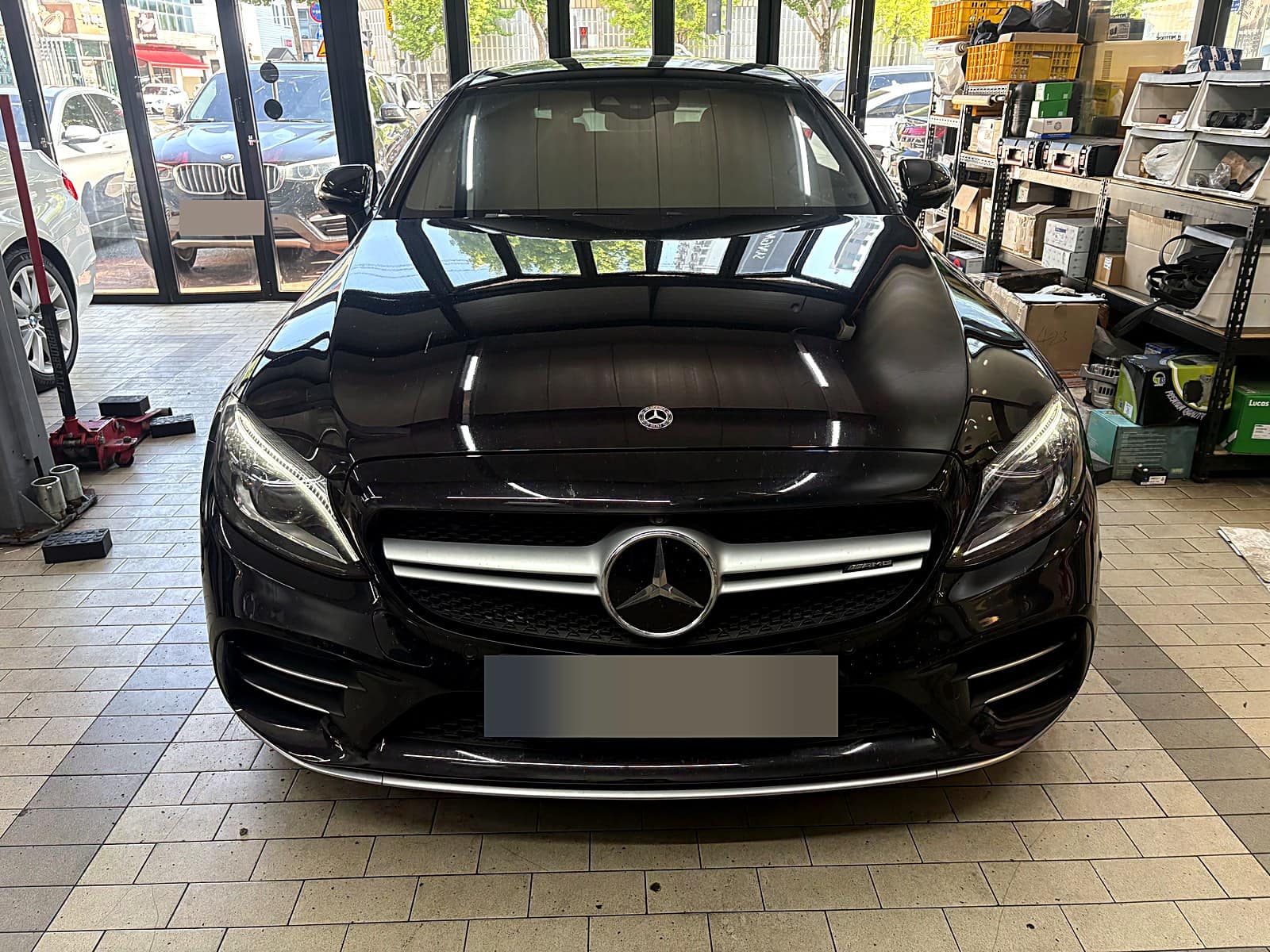 쌍촌본점 H모터스에 뒷 브레이크 패드 교환으로 입고된 검은색 메르세데스-AMG C43 쿠페 전면