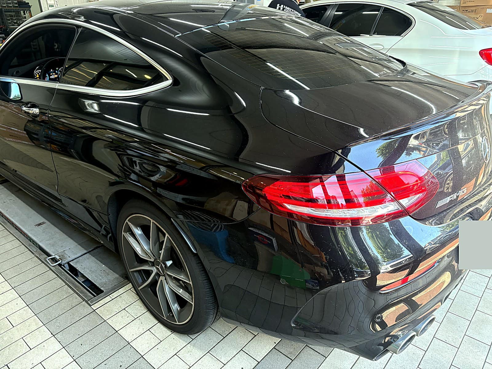 메르세데스-AMG C43 쿠페 측면, 리프트 작업 전 상태