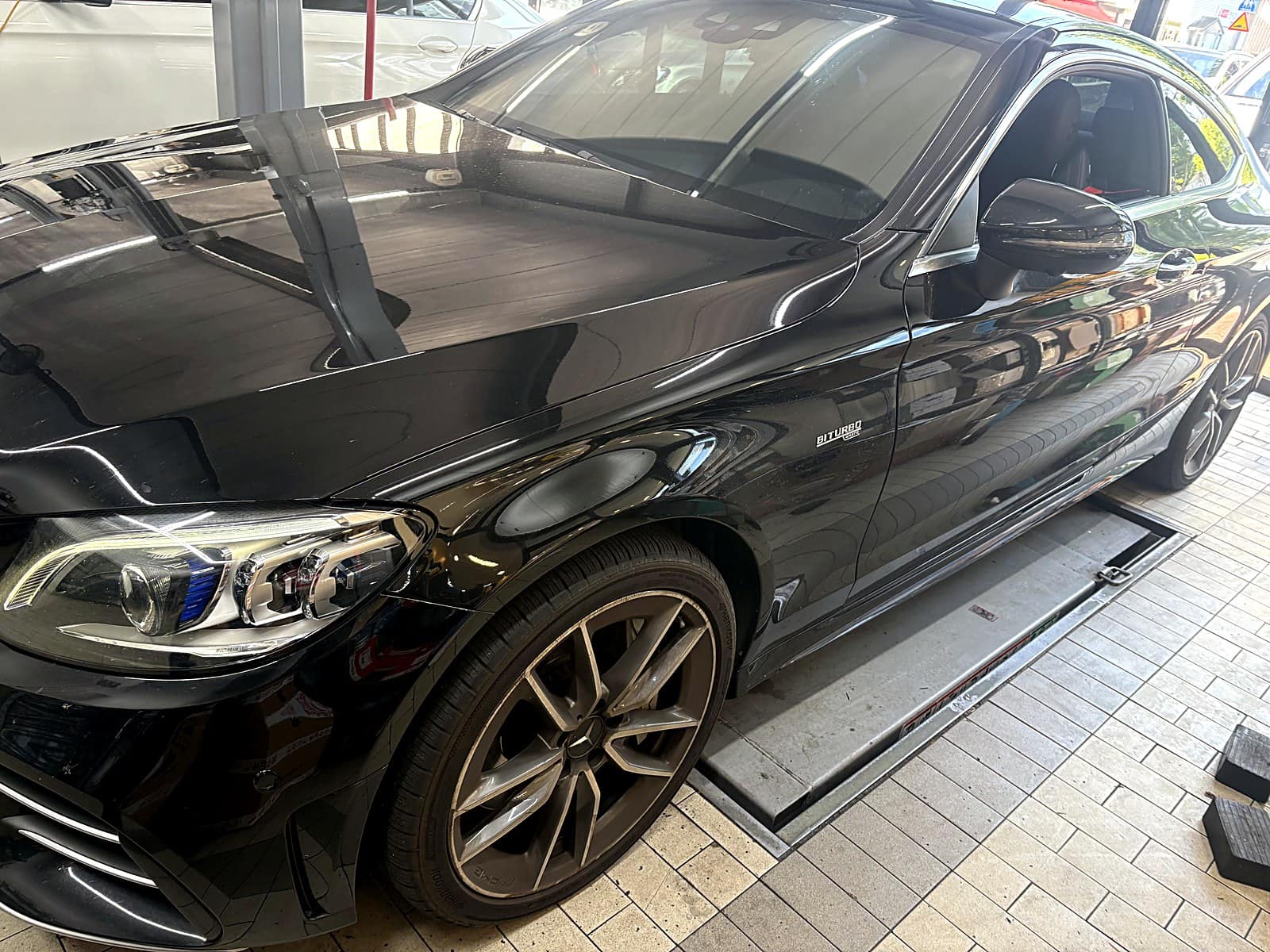 메르세데스-AMG C43 쿠페 운전석 쪽 측면