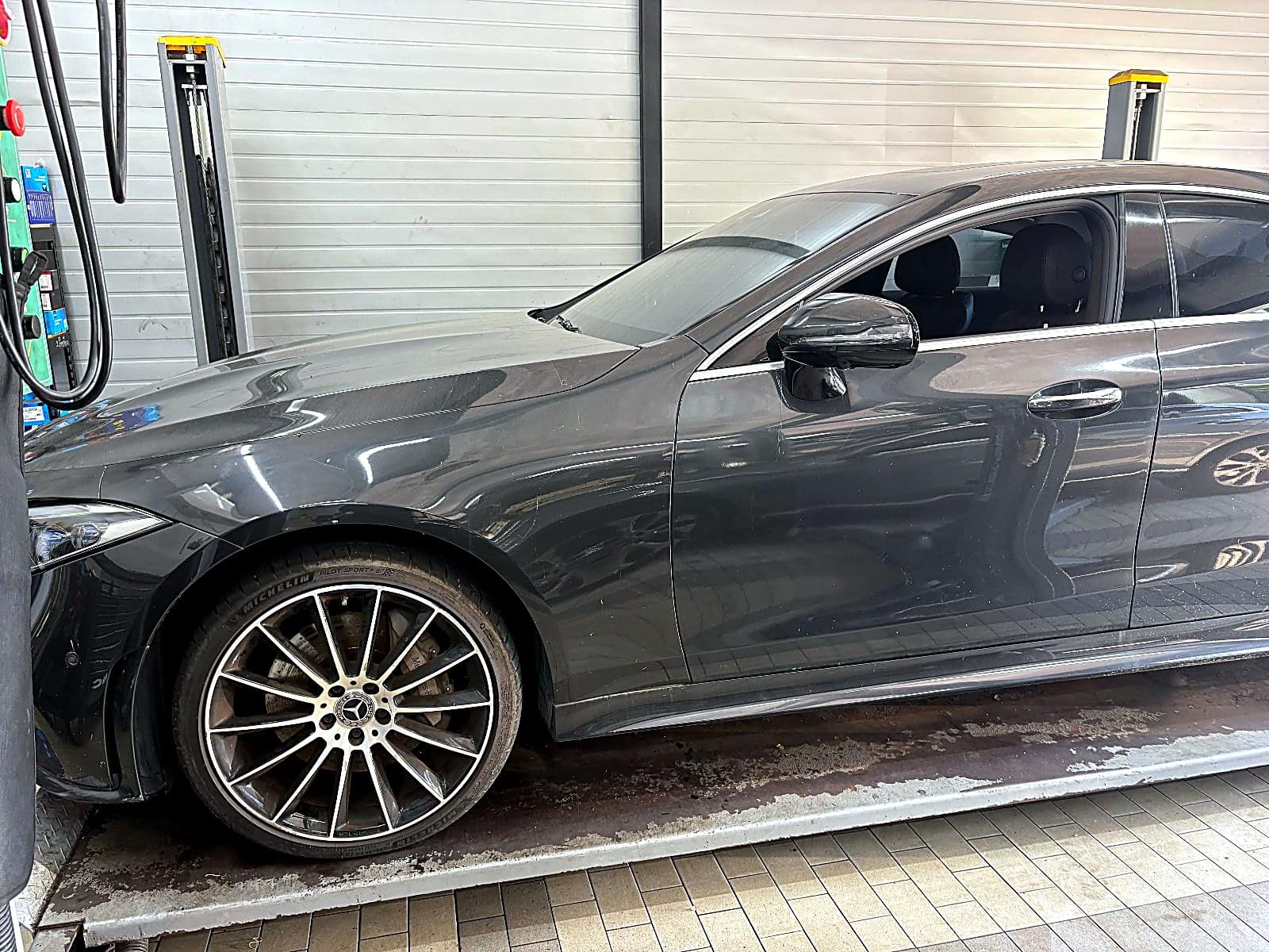 쌍촌본점 H모터스에 견인 입고된 회색 벤츠 CLS450 4MATIC 측면, 경매 낙찰 직후 구입점검