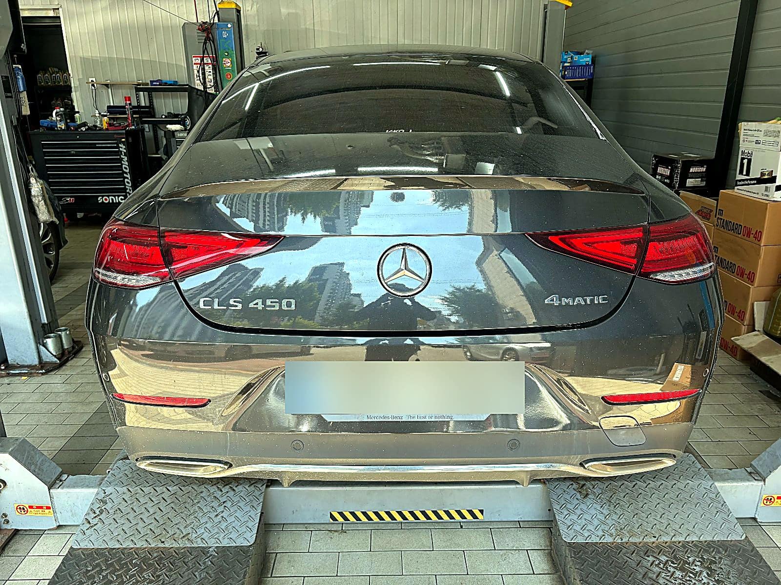 경매 낙찰 후 견인 입고된 벤츠 CLS450 4MATIC 후면, 트렁크의 CLS 450 4MATIC 엠블럼