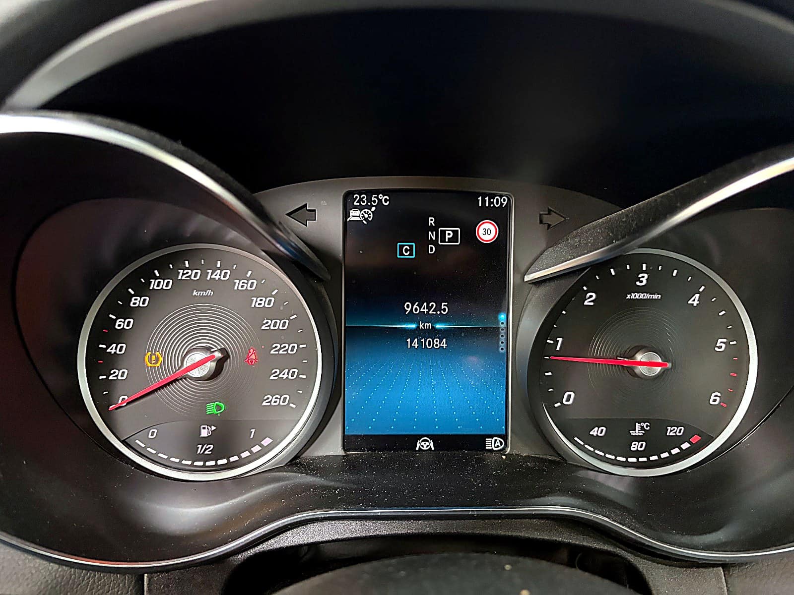 벤츠 C클래스 계기판 주행거리 141,084km와 트립 9,642.5km 표시