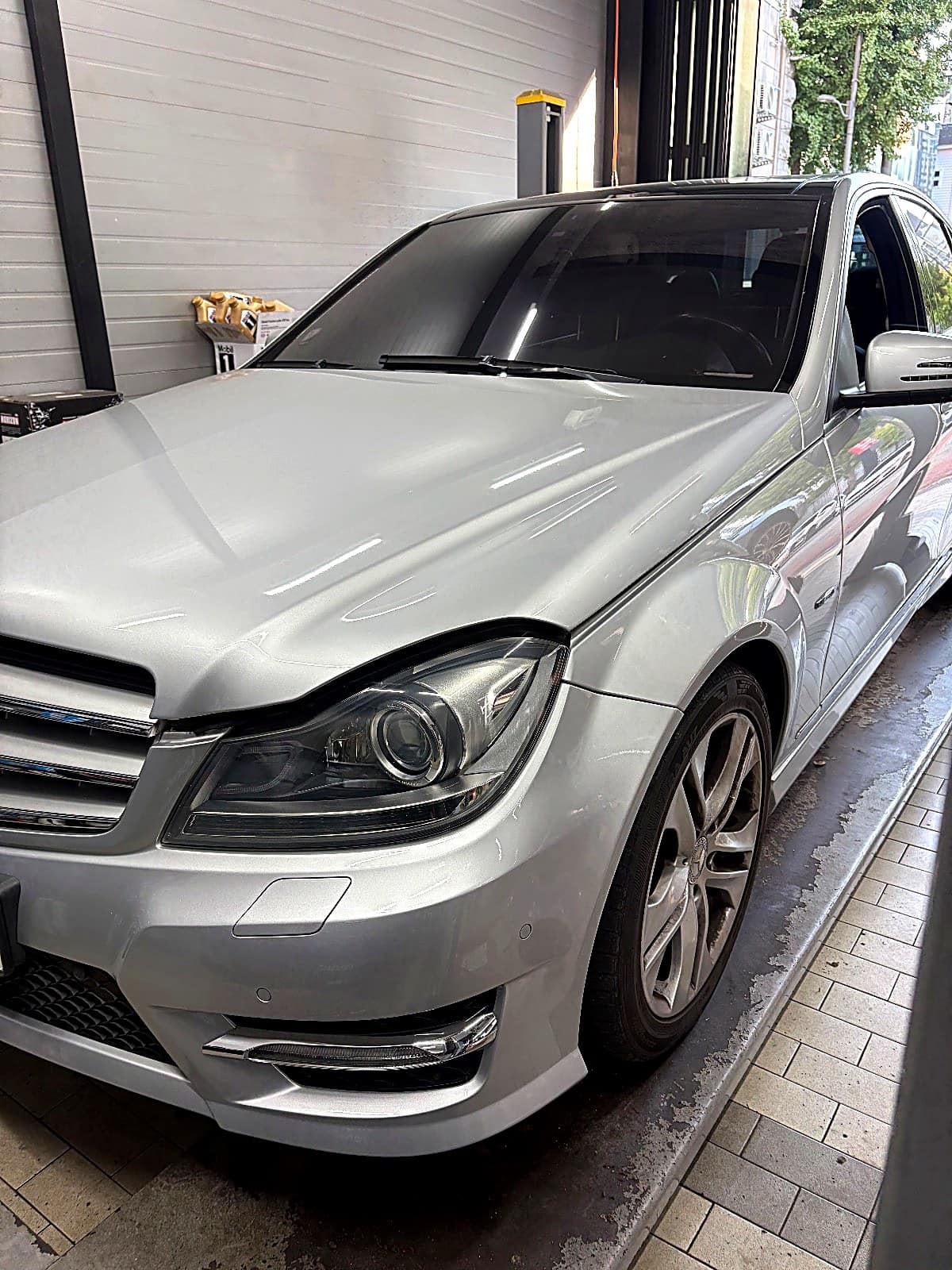 쌍촌본점에 입고된 은색 벤츠 C200 W204