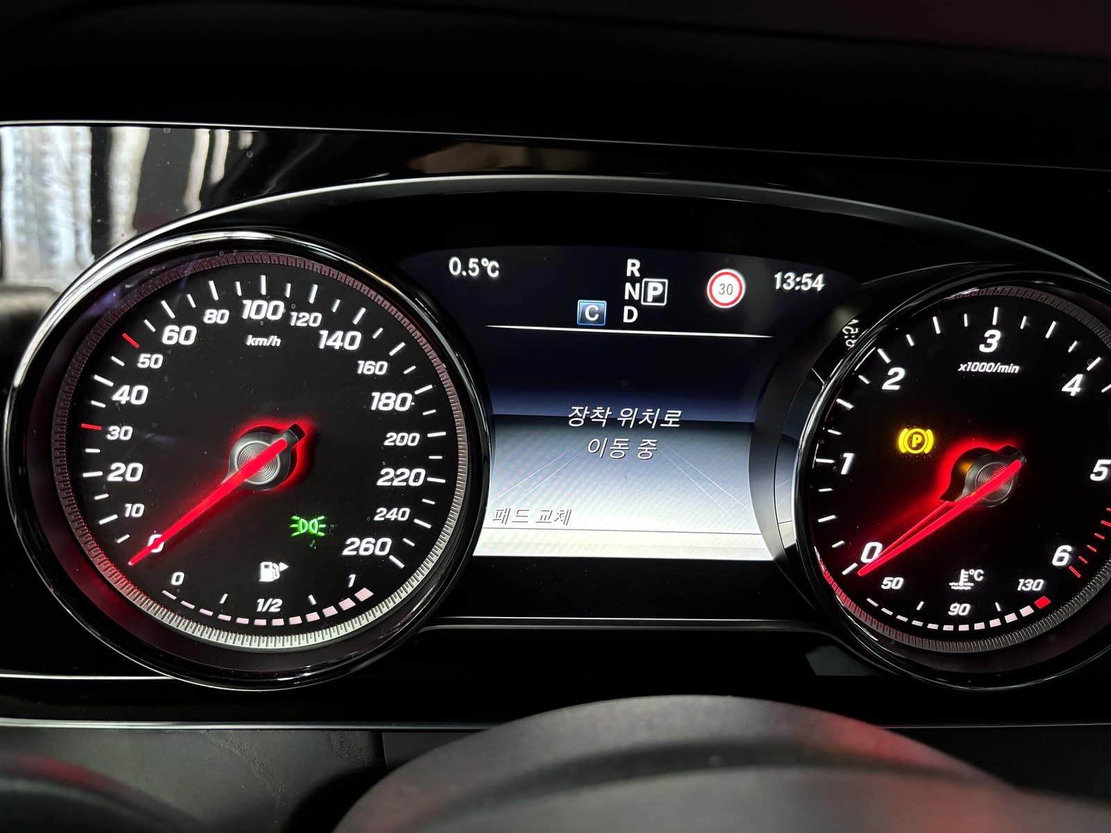 벤츠 E220d 계기판에 표시된 패드 교체, 장착 위치로 이동 중 안내