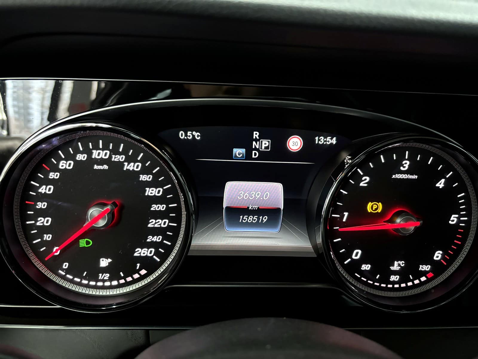 벤츠 E220d 계기판에 표시된 누적 주행거리 158,519km