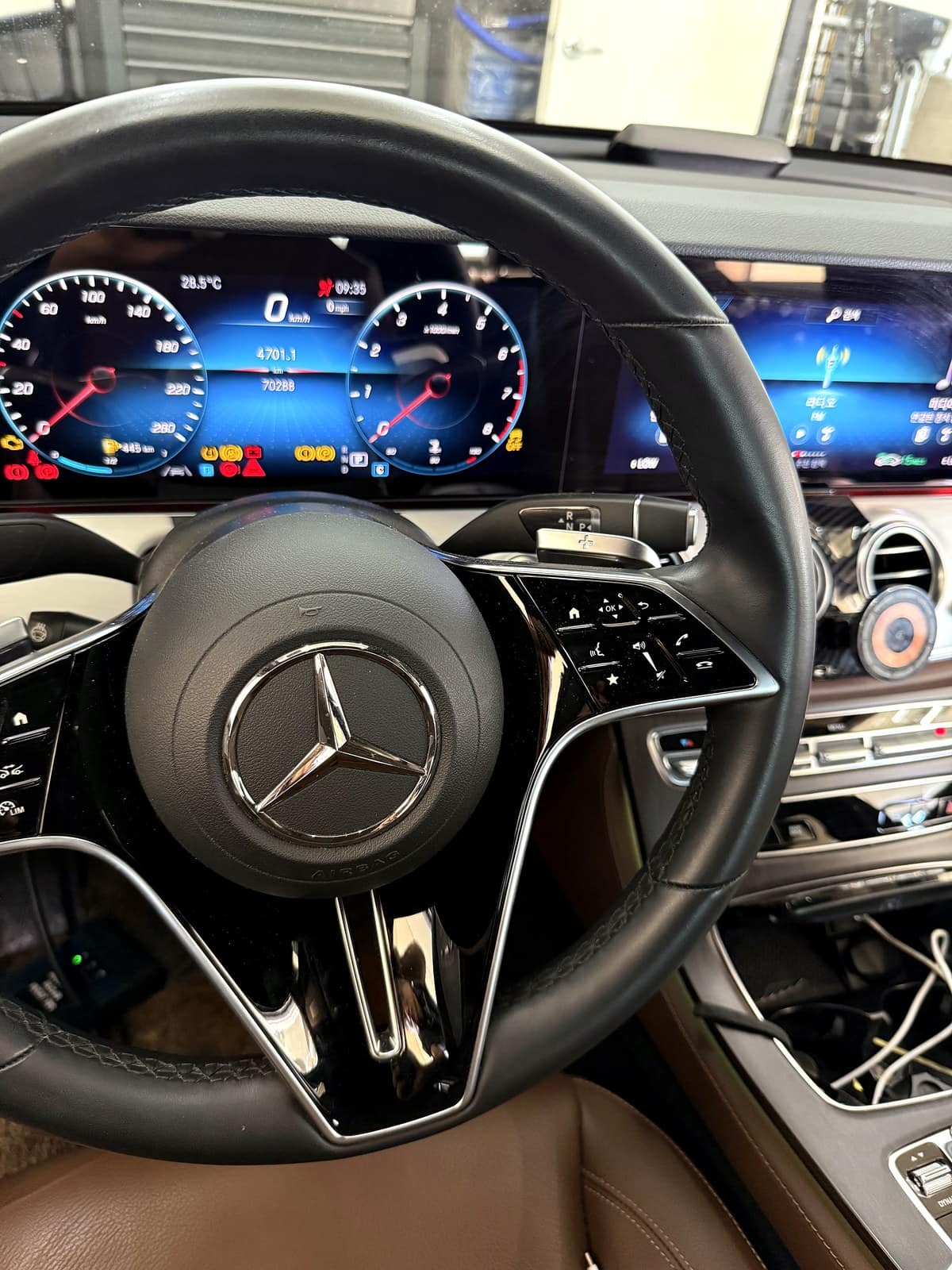 벤츠 E250 계기판에 표시된 주행거리 70,288km 화면