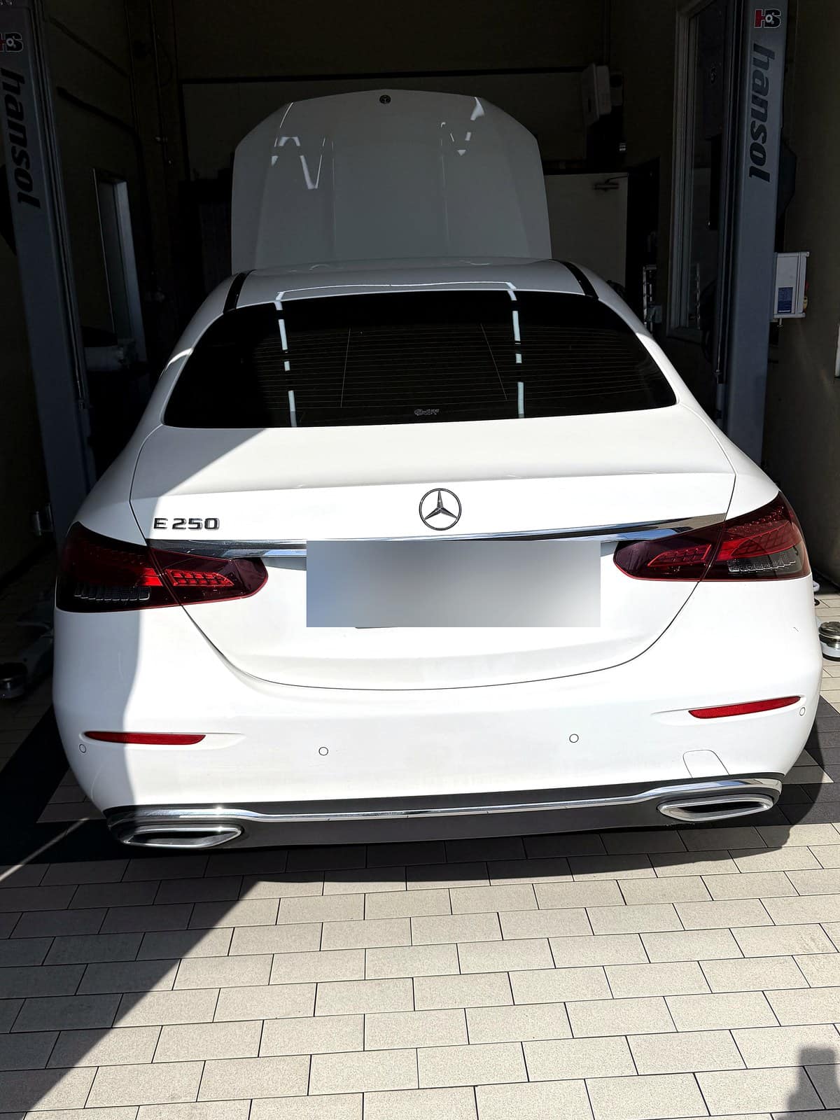 E250 배지가 보이는 벤츠 E250 뒷모습