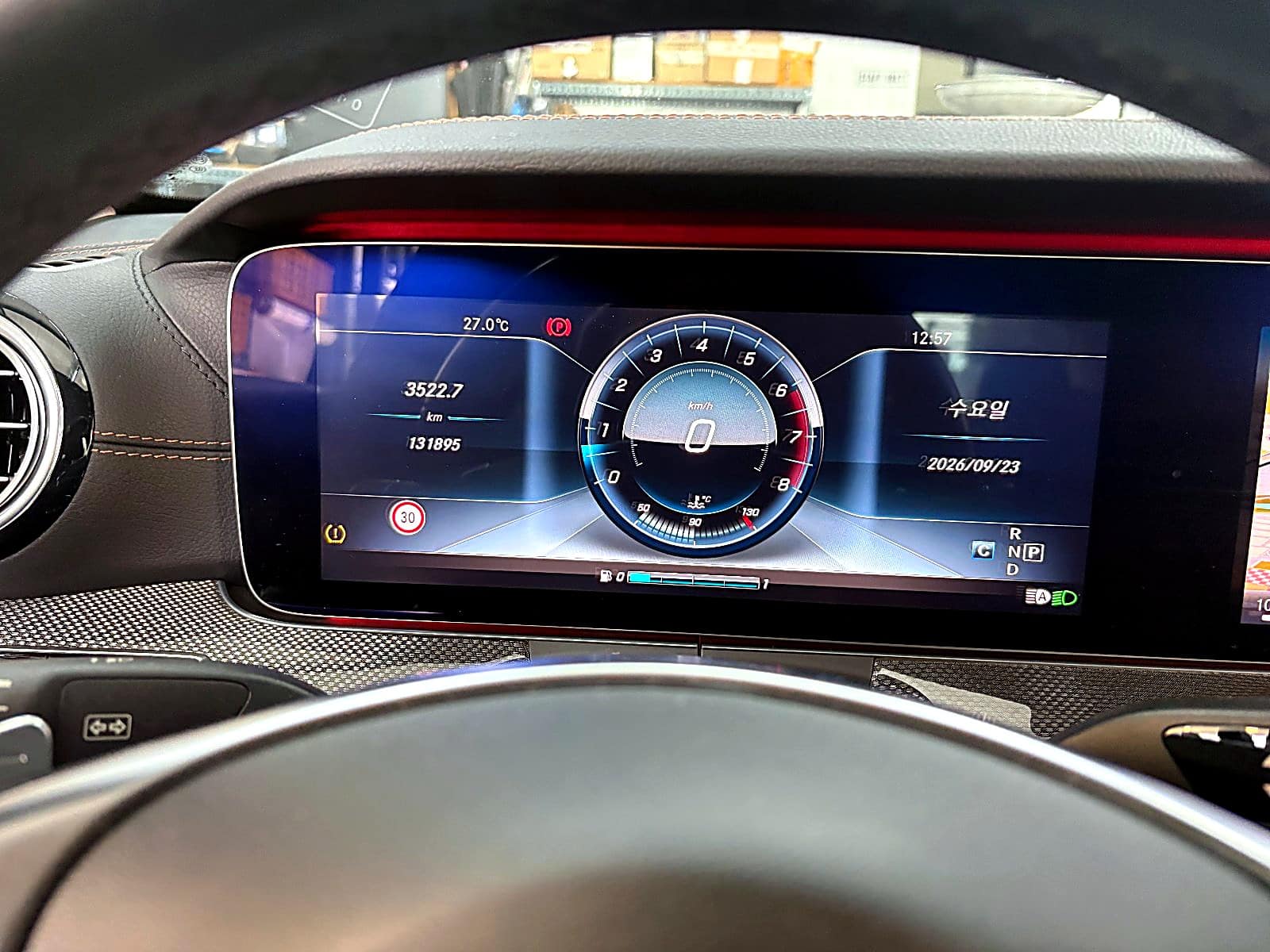 벤츠 E300 계기판, 누적 주행거리 131,895km