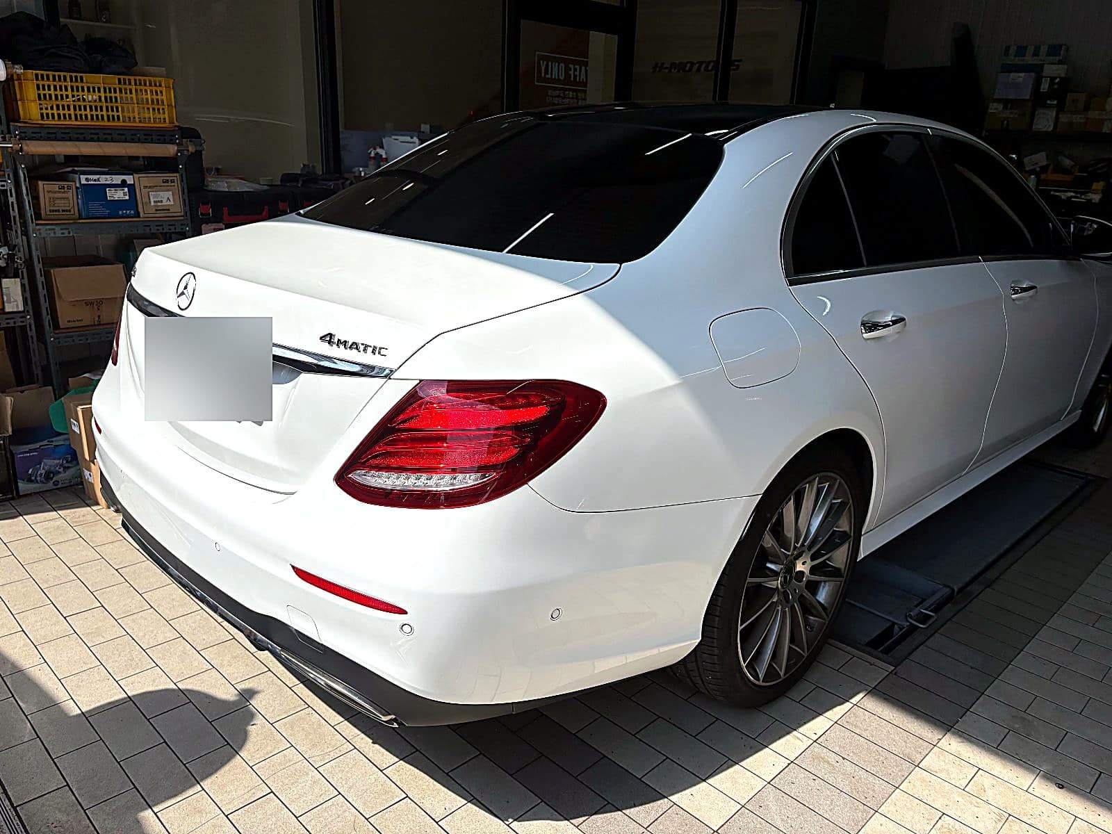 벤츠 E300 4MATIC 후면, 네바퀴굴림 엠블럼