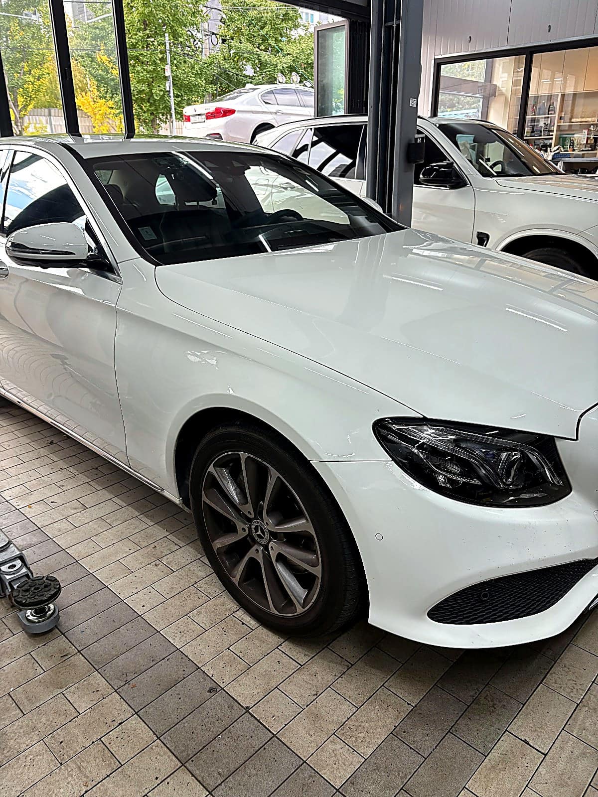 쌍촌본점에 입고된 흰색 벤츠 E300 4Matic
