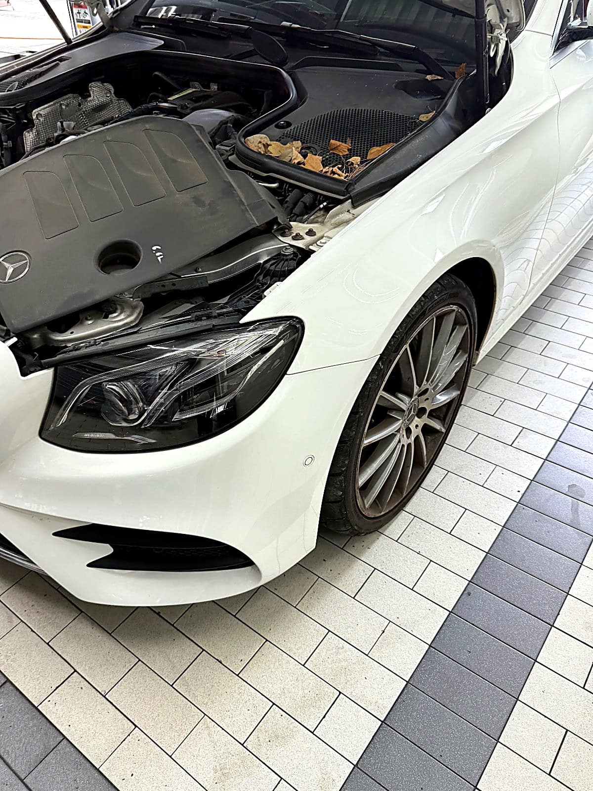 벤츠 E350 엔진룸 전체 모습