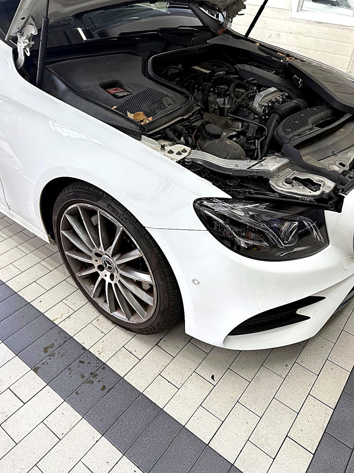 입고된 흰색 벤츠 E클래스 W213 E350 4MATIC, 보닛이 열려 있는 모습