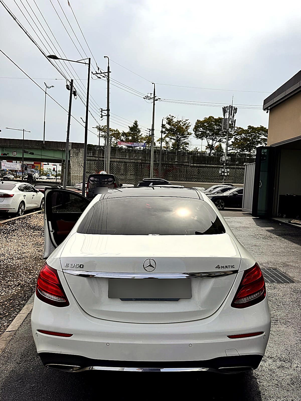 광주 수완광산점 H모터스에 엔진 경고등으로 입고된 흰색 벤츠 E350 4MATIC 후면, 트렁크의 E350과 4MATIC 엠블럼