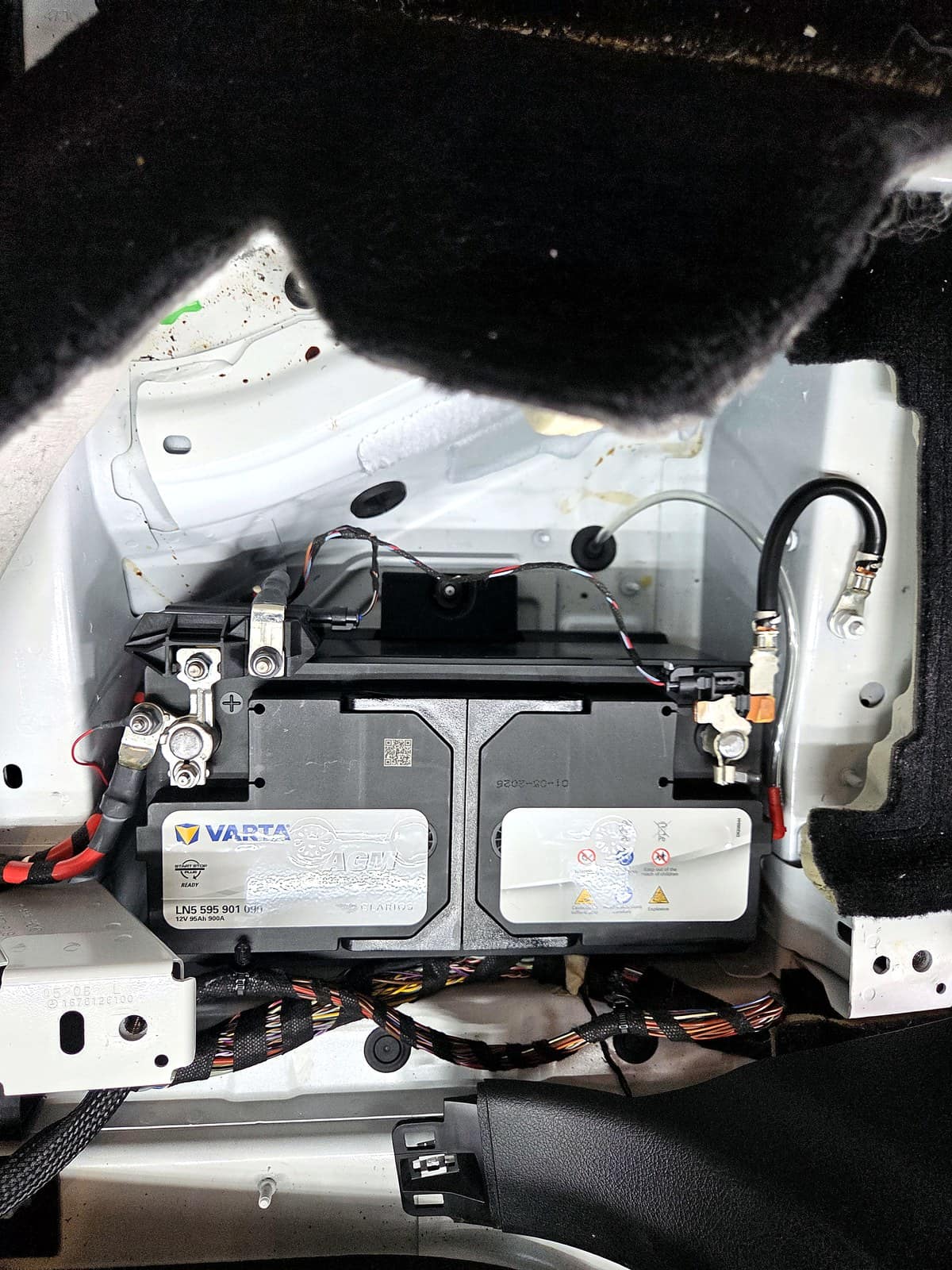 벤츠 GLE400d에 새로 장착한 VARTA AGM 배터리, 12V 95Ah 900A