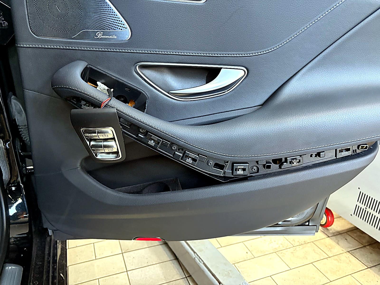 벤츠 S350 d 조수석 뒤 도어 내장재를 열어 둔 모습