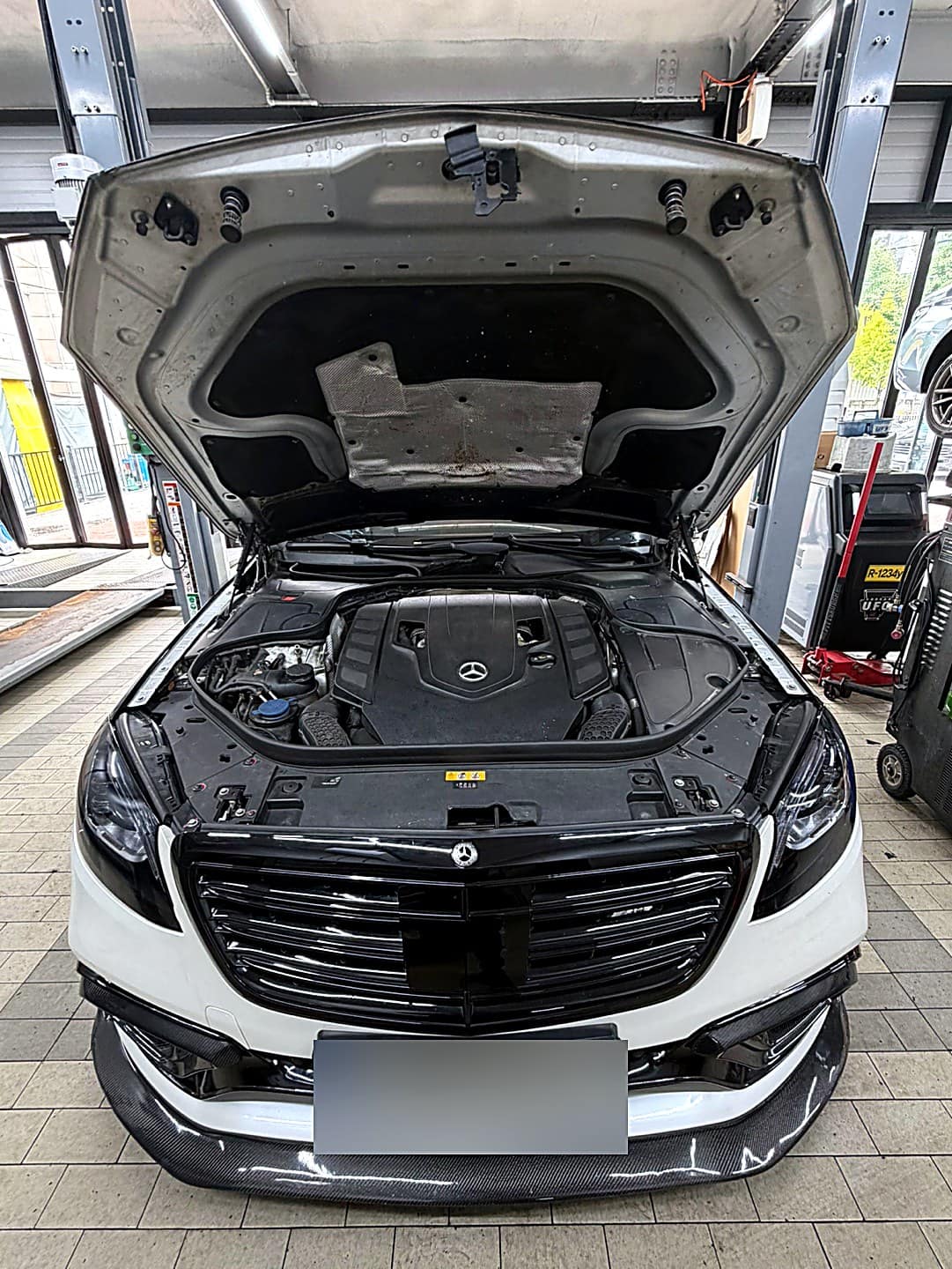 쌍촌본점 H모터스에 엔진오일 교환으로 입고된 벤츠 S560 외관
