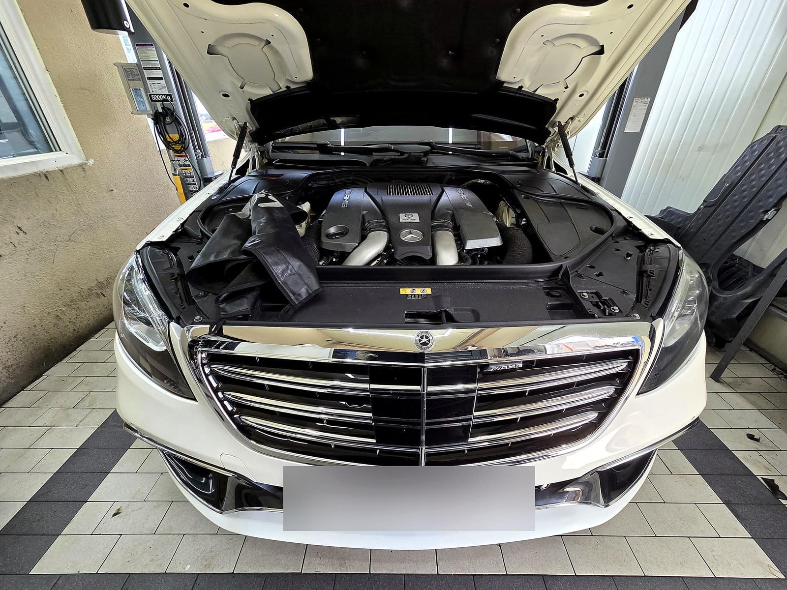 벤츠 S63 AMG 보닛을 열어 확인한 AMG V8 바이터보 엔진룸