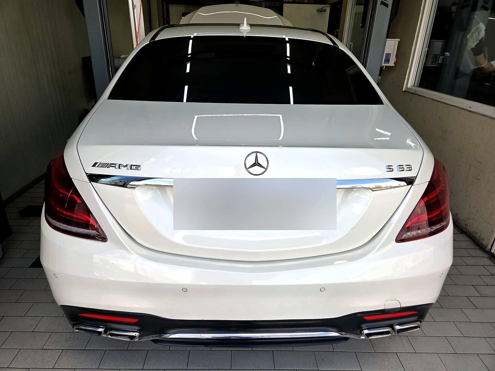 수완광산점 H모터스에 엔진오일 교환으로 입고된 벤츠 S63 AMG 후면, AMG와 S63 배지가 보인다