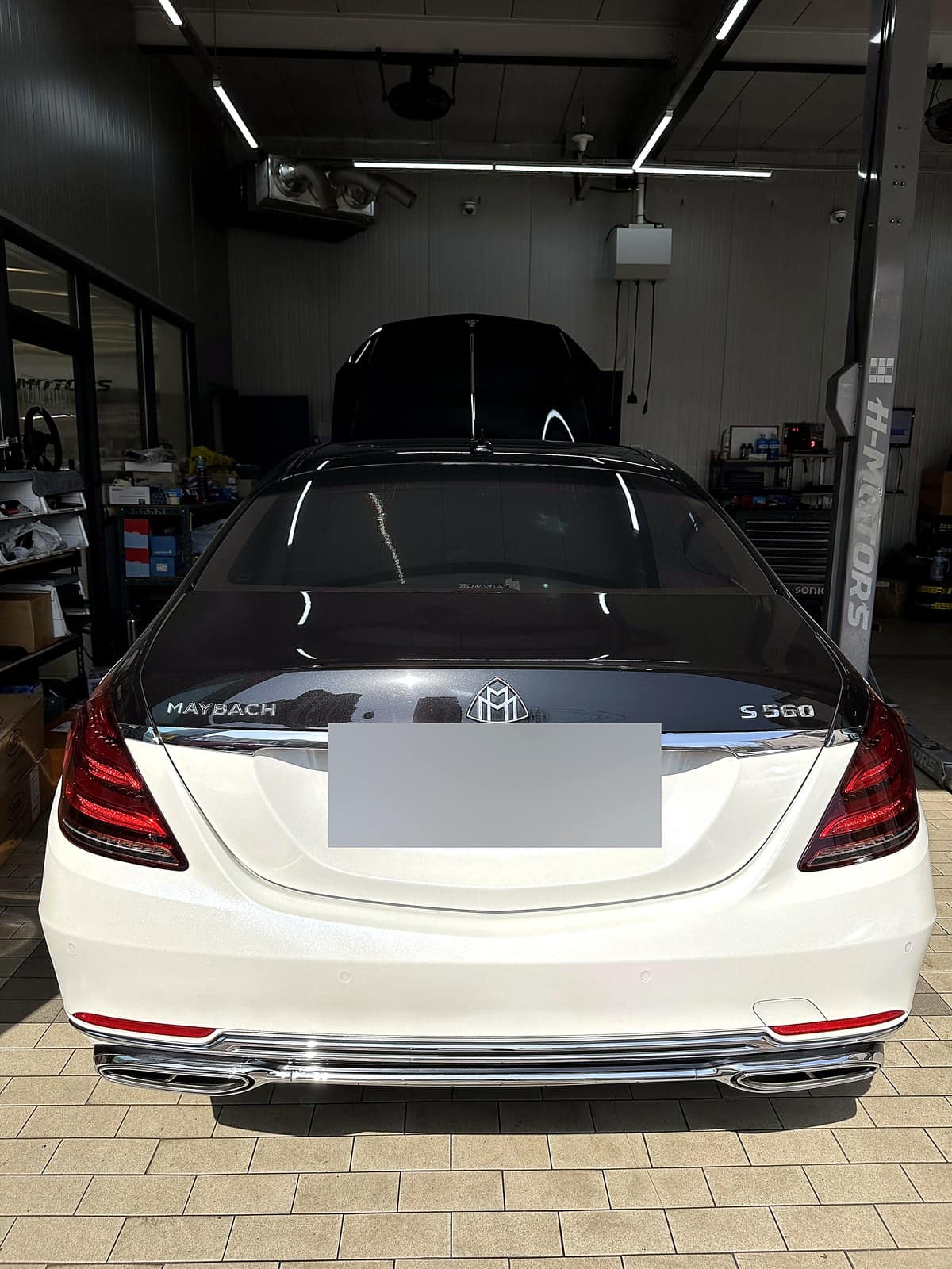 벤츠 마이바흐 S560 후면, 마이바흐 엠블럼과 S 560 배지