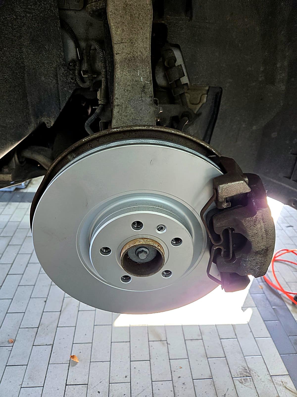 볼보 S90에 새 디스크를 장착한 모습