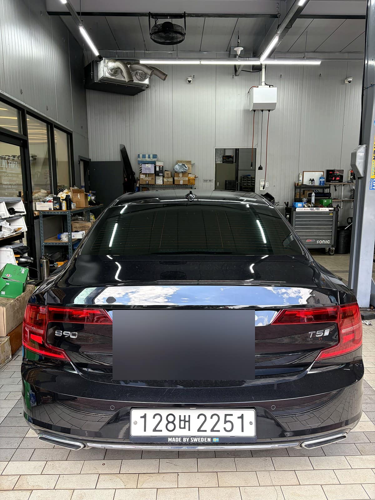 쌍촌본점 H모터스에 입고된 볼보 S90 후면 모습