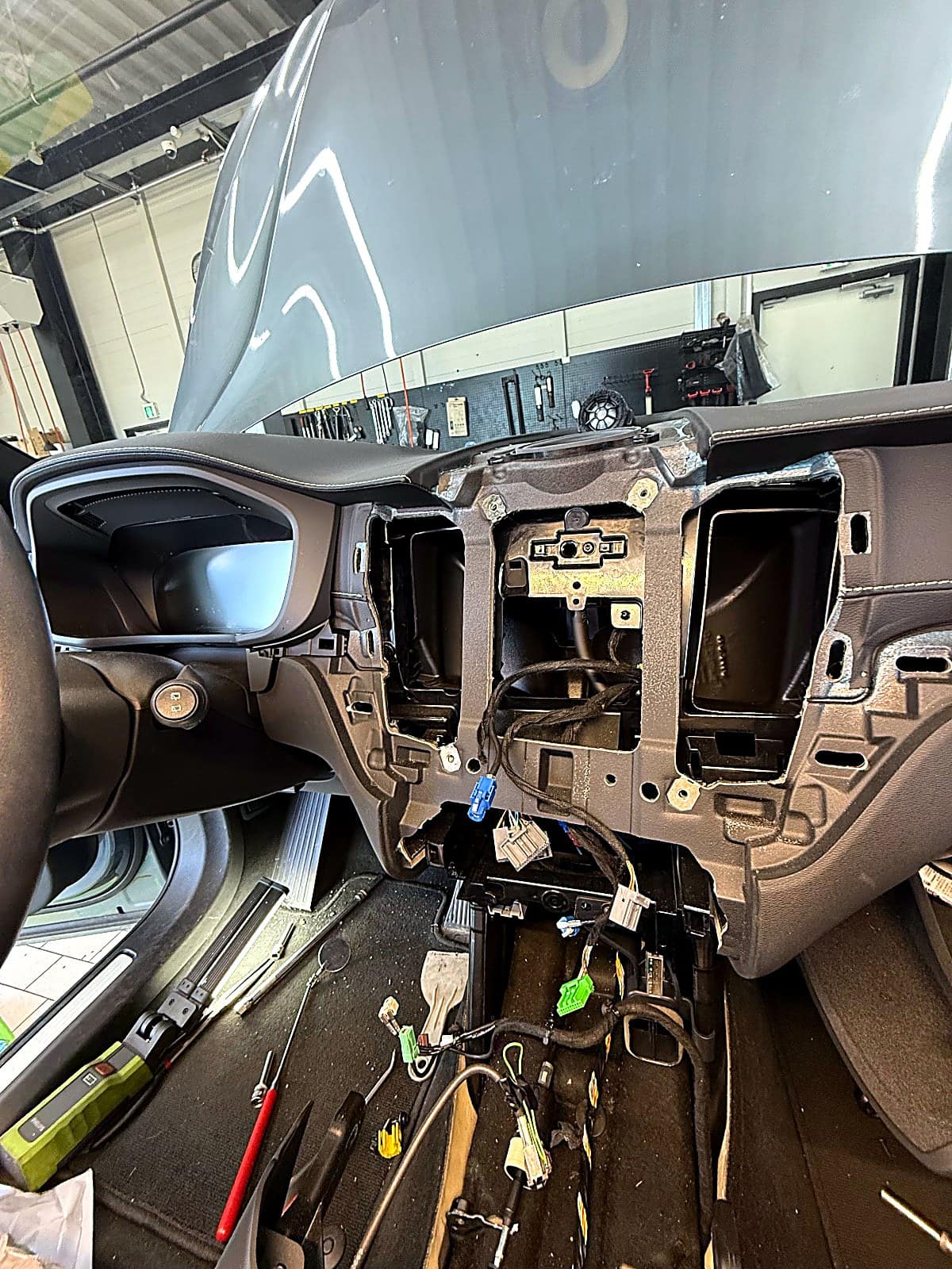 볼보 XC60 센터 화면과 송풍구 패널을 떼어 낸 대시보드
