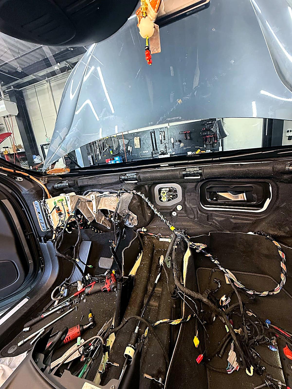 볼보 XC60 대시보드를 모두 걷어낸 실내